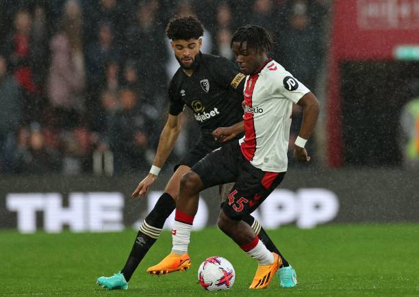 理层敲响警 理层敲响警